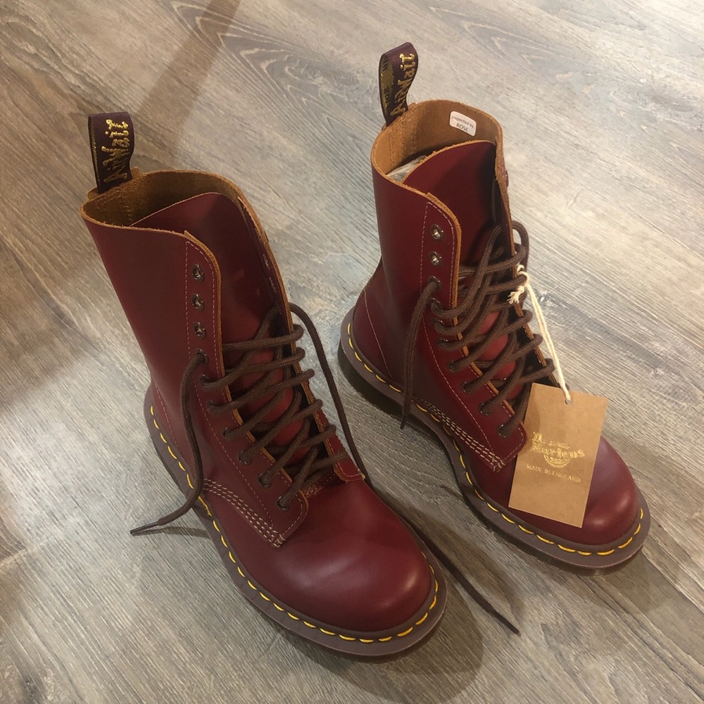 1490 VINTAGE MADE IN ENGLAND MID CALF BOOTS
SIZE 6